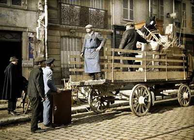 Vier Arbeiter laden persönliche Gegenstände auf einen Wagen, Reims, Marne, Frankreich, 1917 von Fernand Cuville